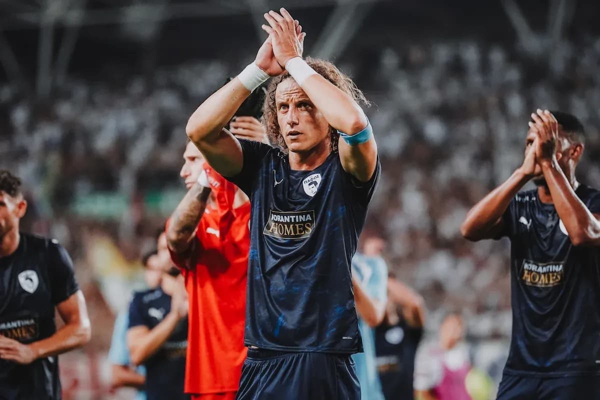 Jugador aplaudiendo tras el partido de Pafos
