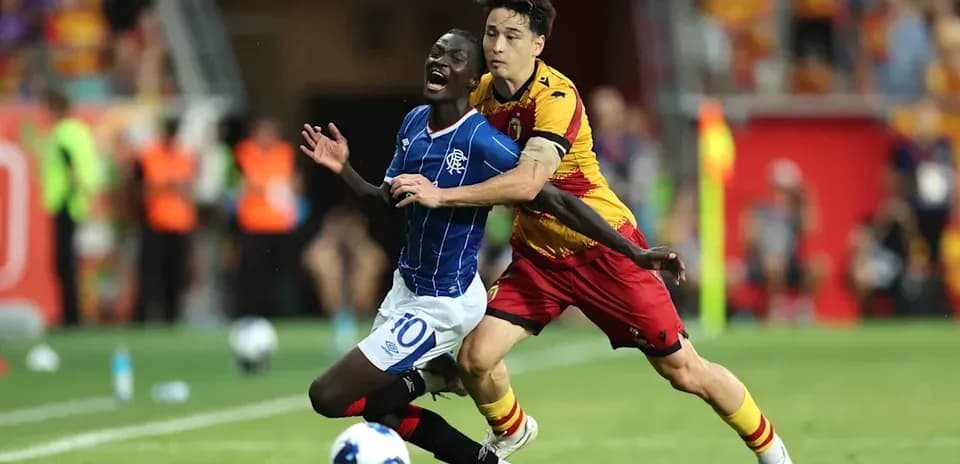Jugador de Jagiellonia derribando a jugador de Rangers