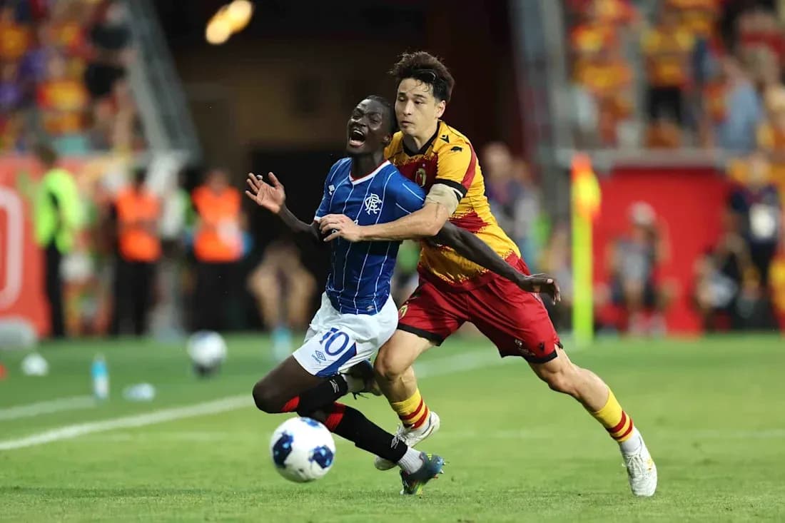 Jugador de Jagiellonia derribando a jugador de Rangers