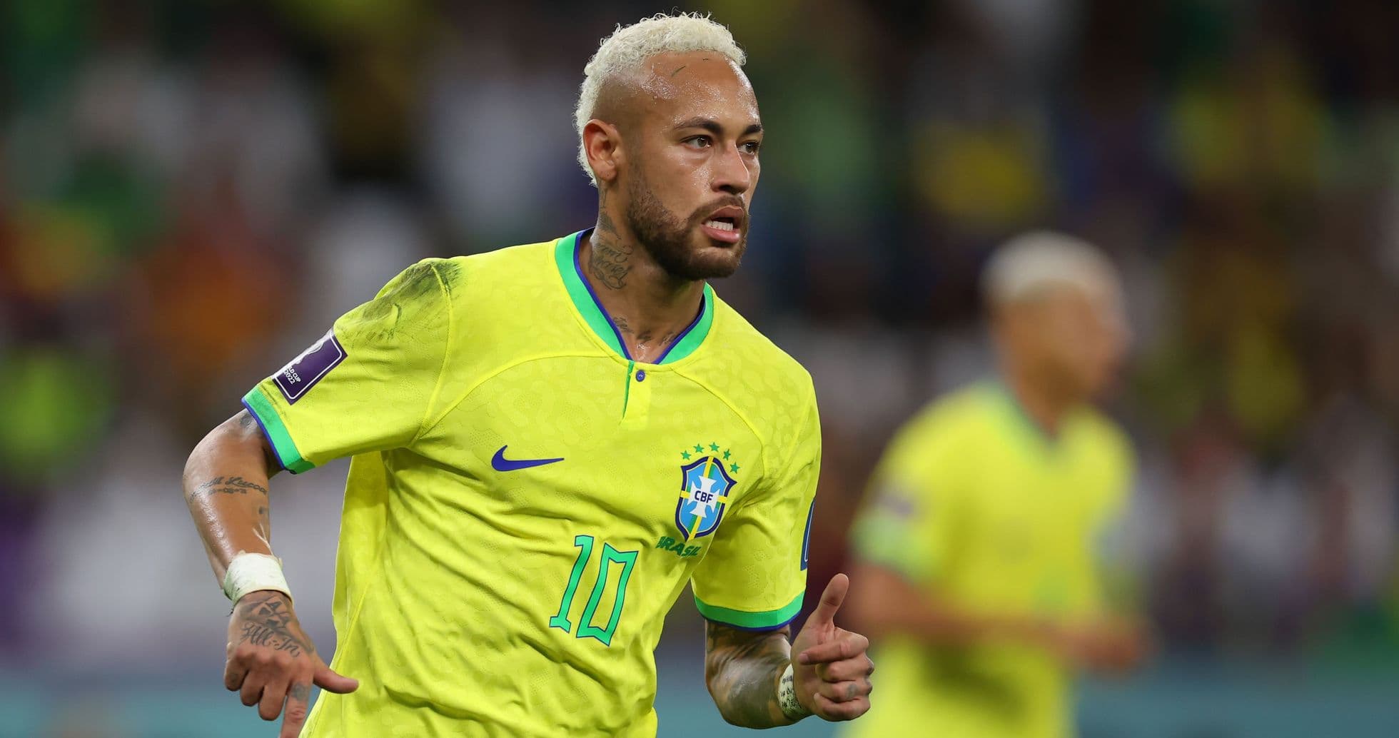 Neymar corriendo con la camiseta de Brasil en el partido