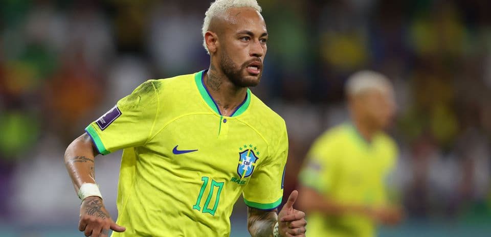 Neymar corriendo con la camiseta de Brasil en el partido