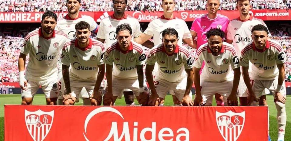 Equipo de Sevilla posando antes del partido