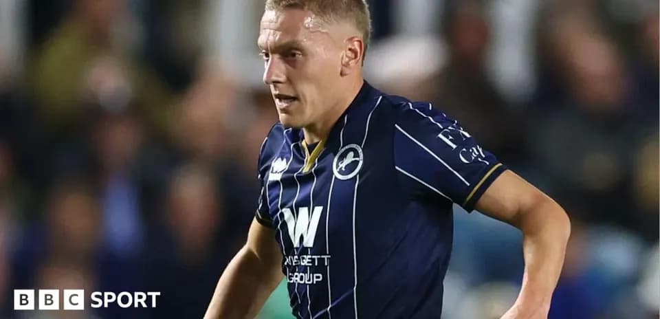 Jugador de Millwall corriendo durante el partido