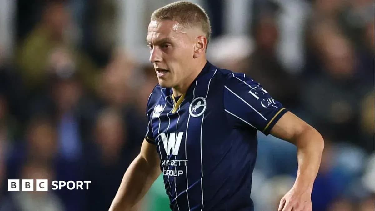Jugador de Millwall corriendo durante el partido