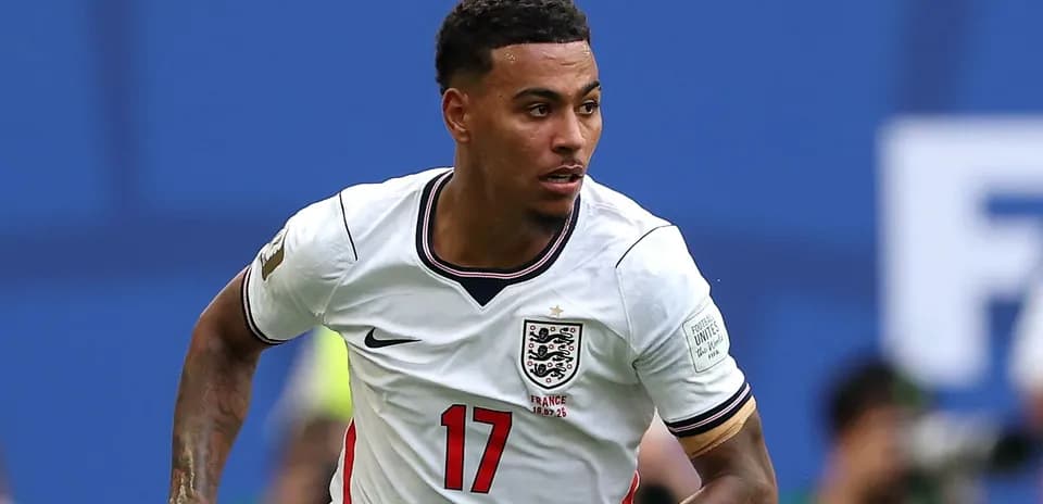 Jugador de Inglaterra corriendo con el balón en el campo