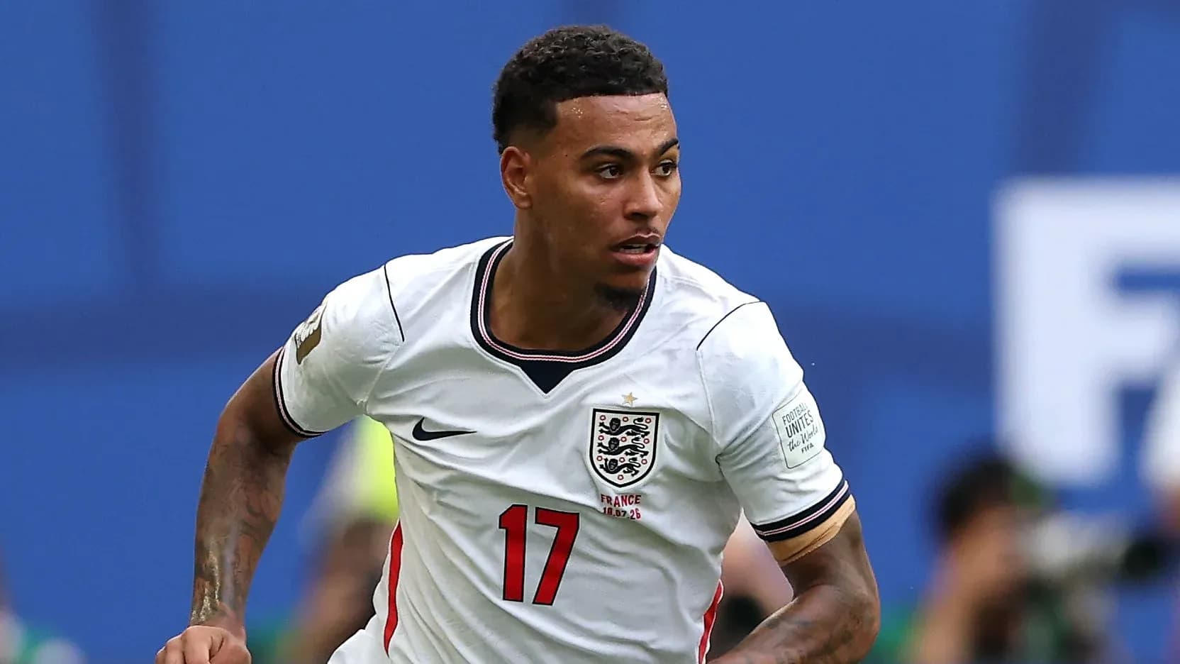 Jugador de Inglaterra corriendo con el balón en el campo