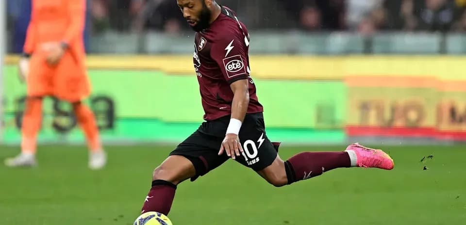 Jugador pateando el balón durante el partido