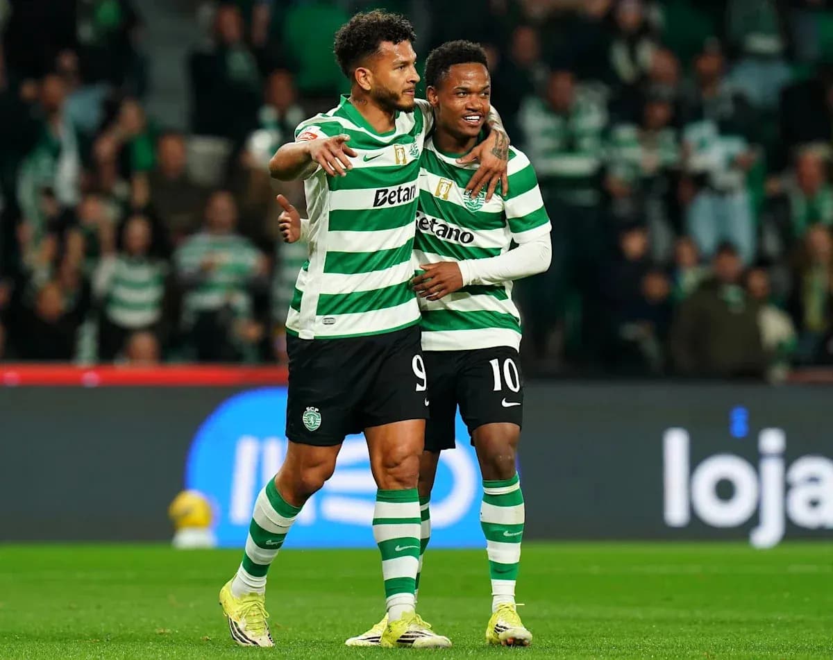 Jugadores de Sporting CP celebrando un gol juntos