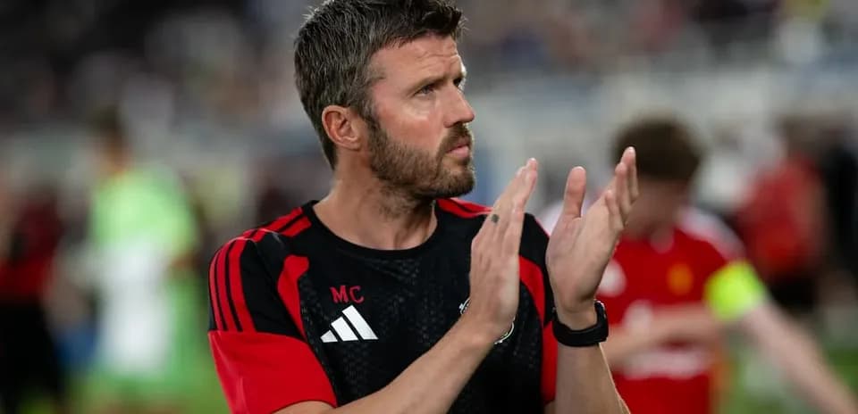 Entrenador aplaudiendo a los jugadores en el campo
