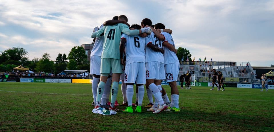 Jugadores del Charleston Battery en círculo