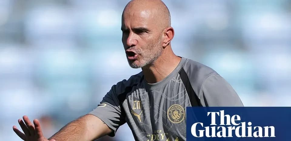 Entrenador dando instrucciones durante la sesión de entrenamiento