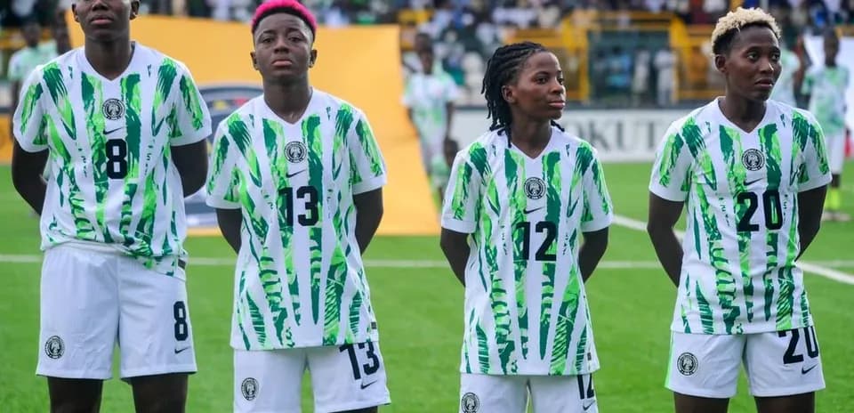Jugadoras del equipo nigeriano alineadas antes del partido
