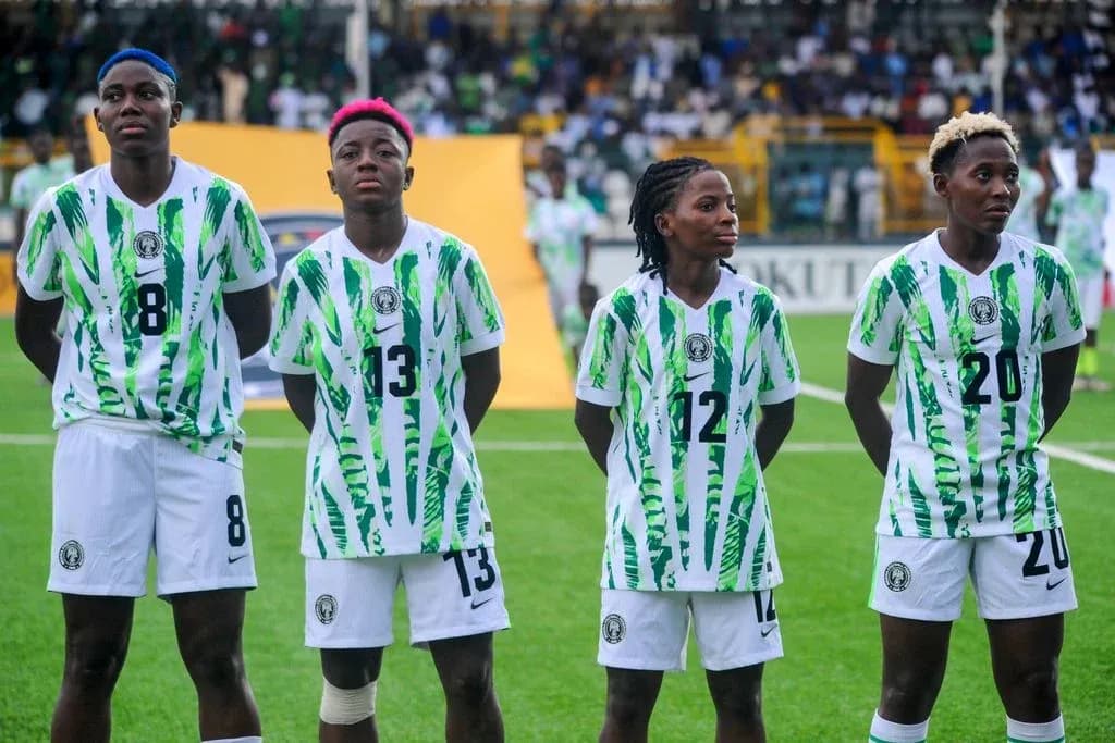 Jugadoras del equipo nigeriano alineadas antes del partido