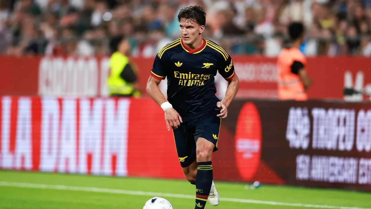 Jugador de Arsenal conduciendo el balón en el campo
