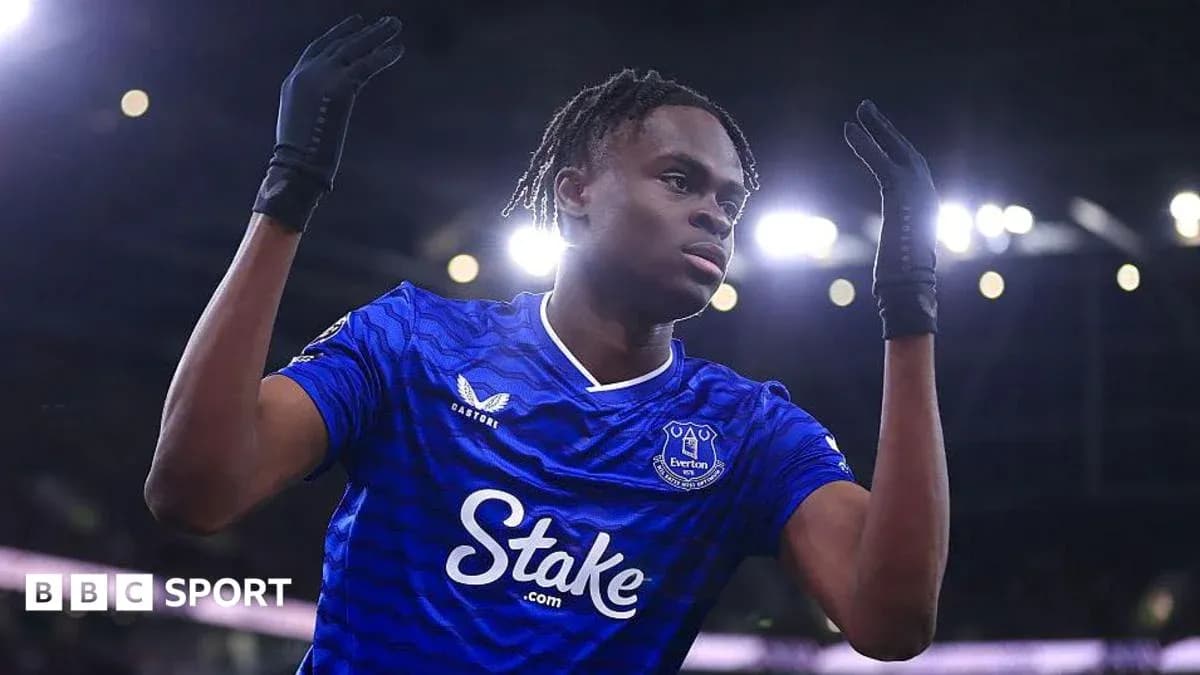 Jugador de Everton celebrando un gol en el estadio