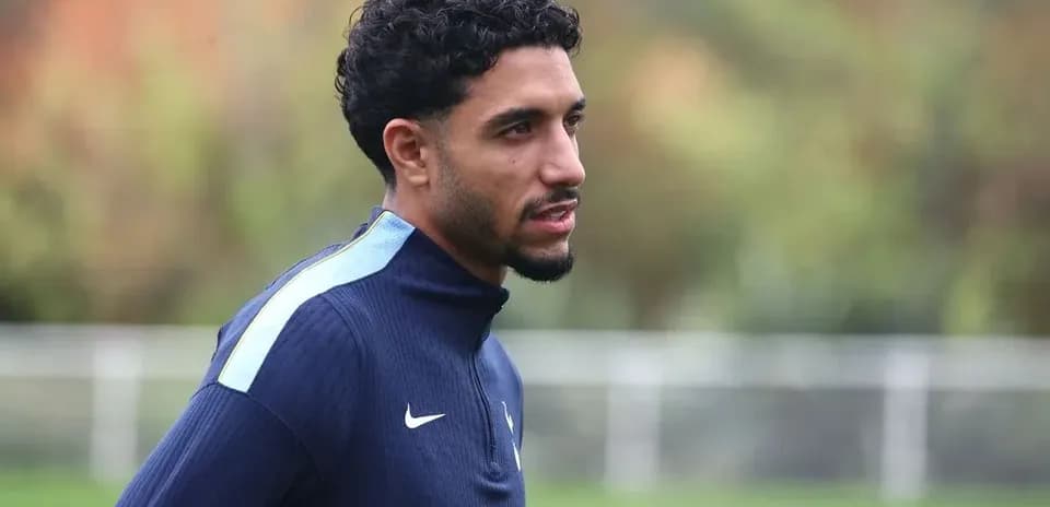 Jugador entrenando en campo con camiseta de club
