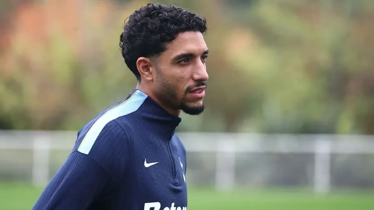 Jugador entrenando en campo con camiseta de club