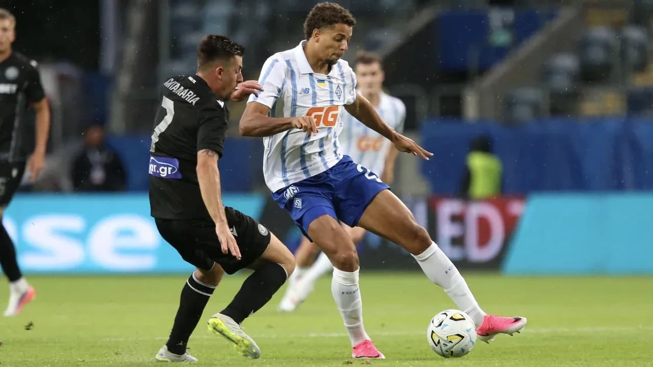 Jugador de PAOK desafiando a un jugador de Dynamo Kyiv