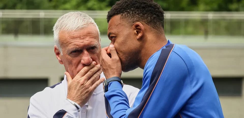 Entrenador y jugador conversando en el campo