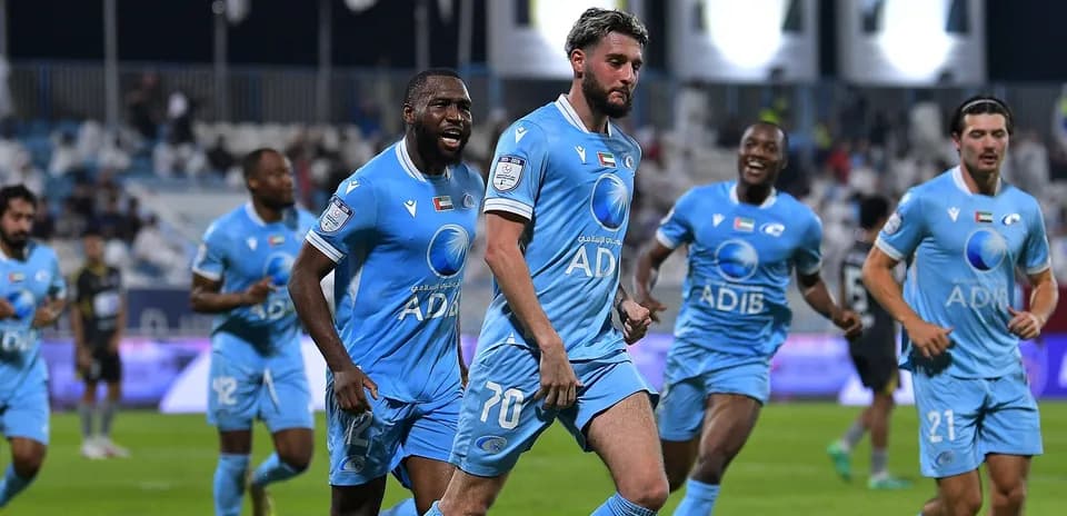 Jugadores de Bani Yas celebrando un gol