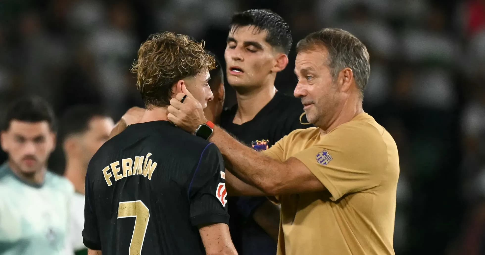 Entrenador hablando con Fermín tras el partido