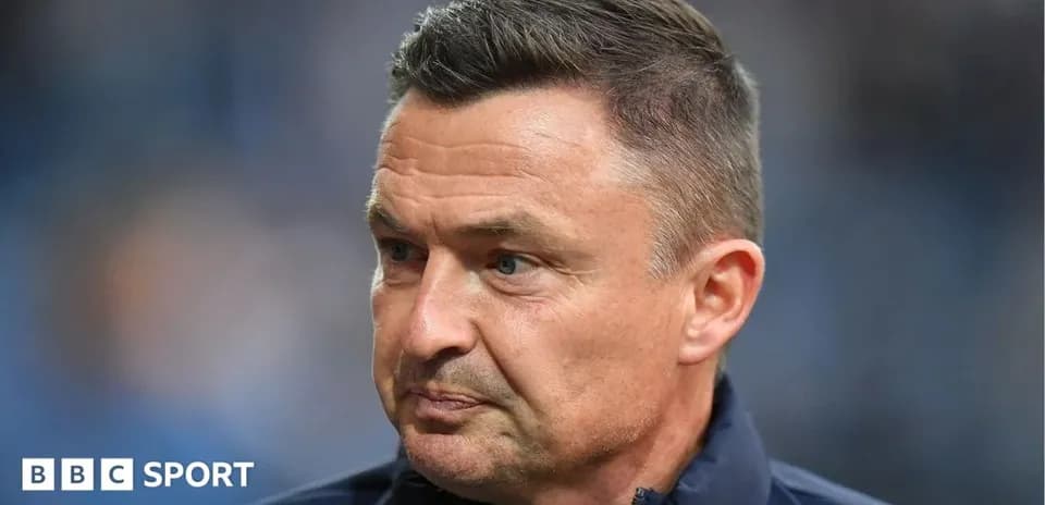 Entrenador observando durante el partido