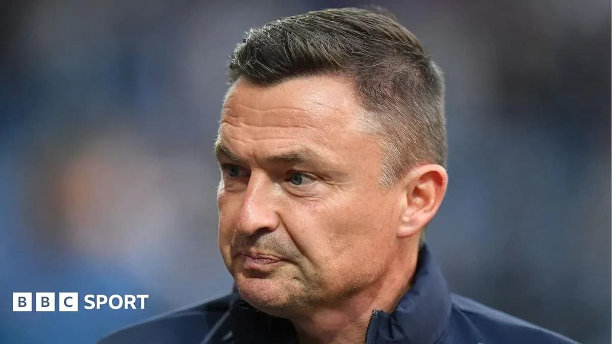 Entrenador observando durante el partido