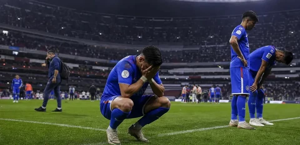 Jugadores de fútbol en el campo tras el partido