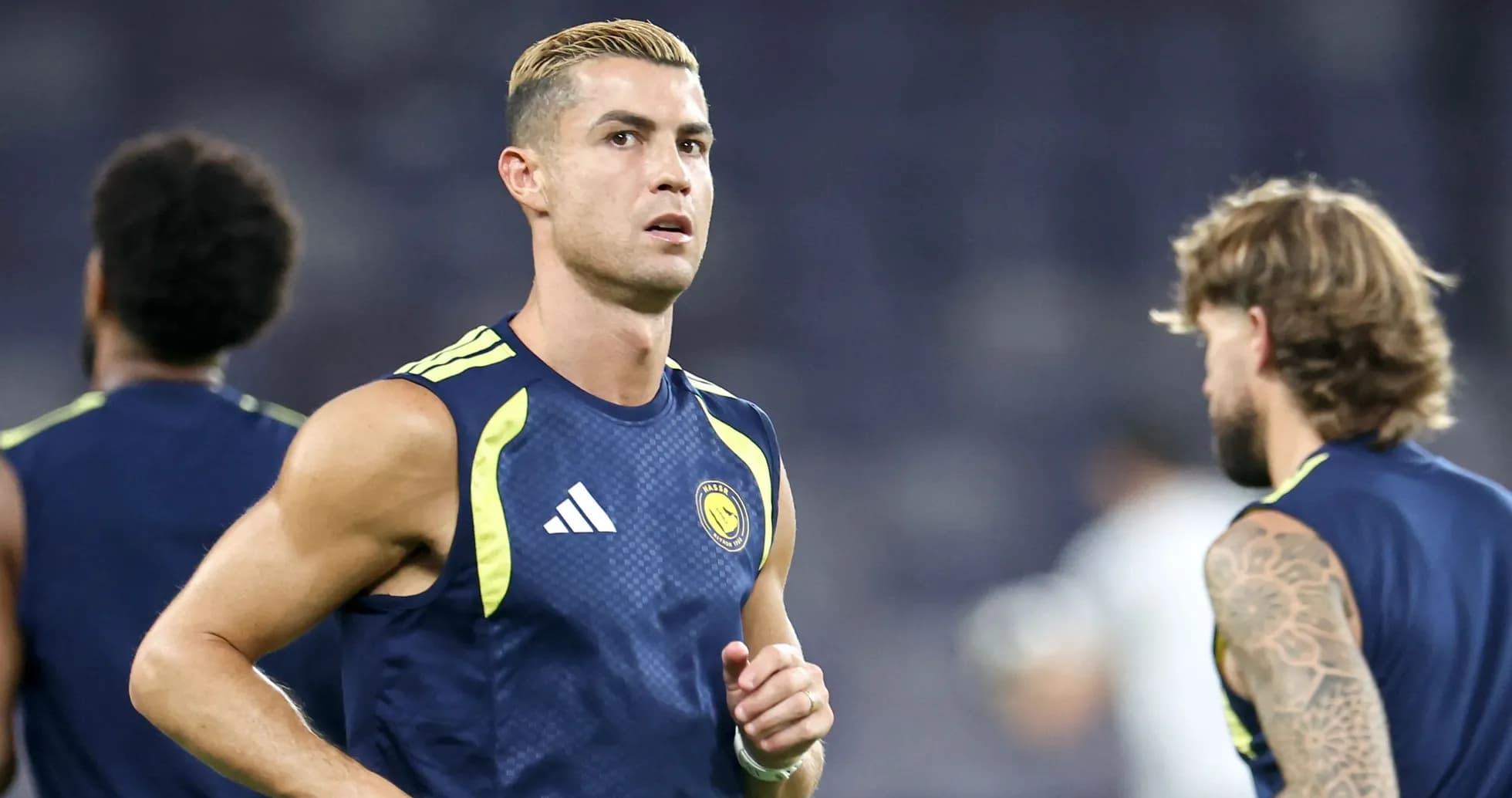 Cristiano Ronaldo entrenando con compañeros de equipo