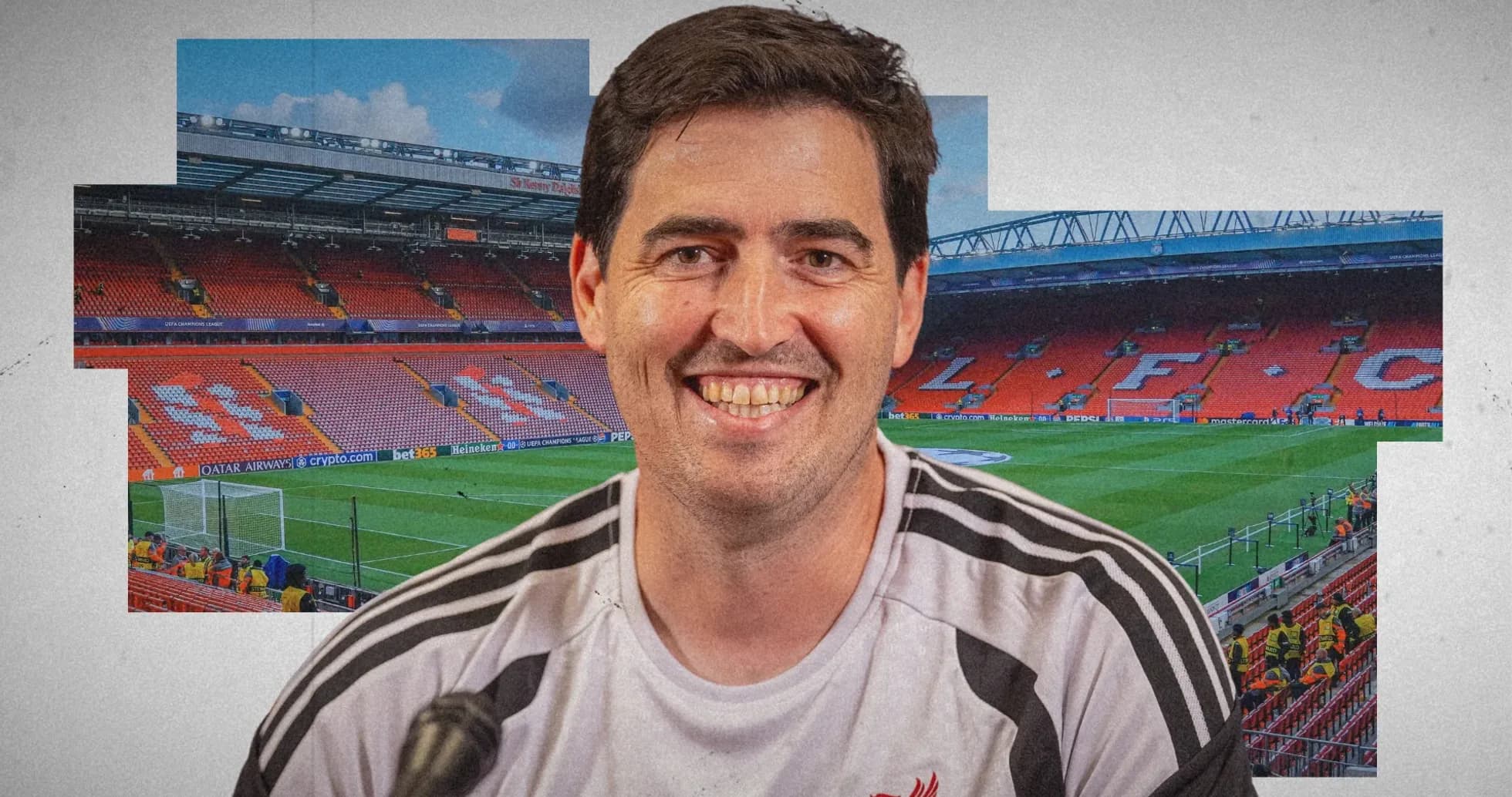 Entrenador sonriente en Anfield antes del partido