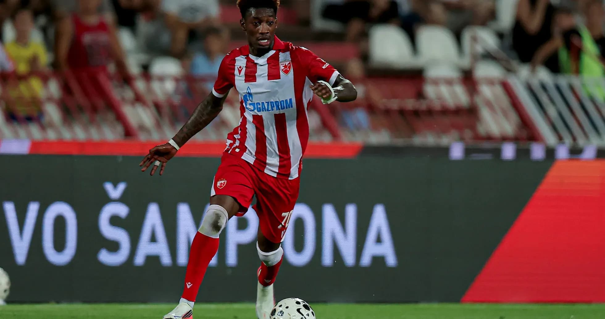 Jugador de FK Crvena Zvezda en acción