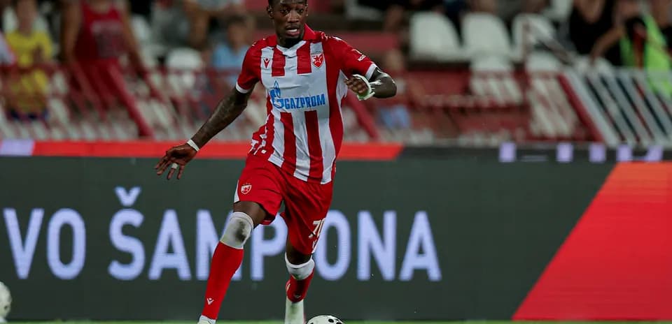 Jugador de FK Crvena Zvezda en acción