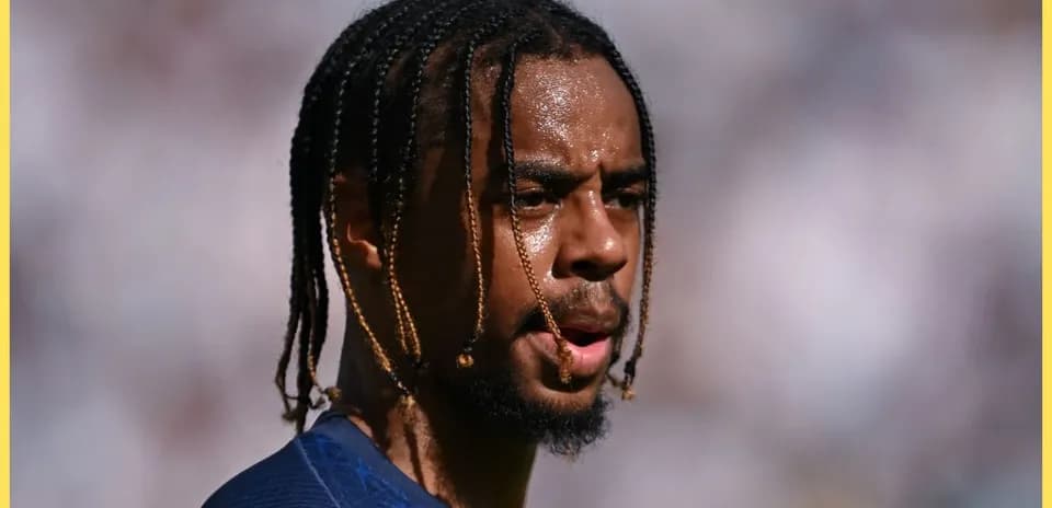 Jugador con trenzas en el campo durante el partido
