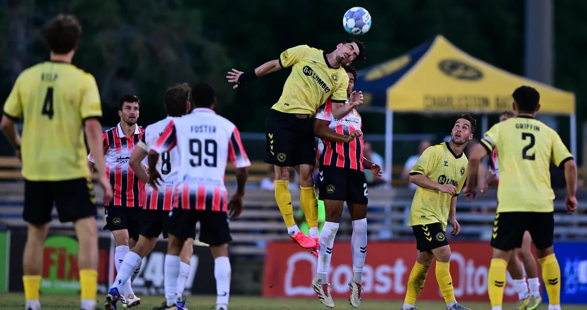 Jugador saltando para cabecear el balón