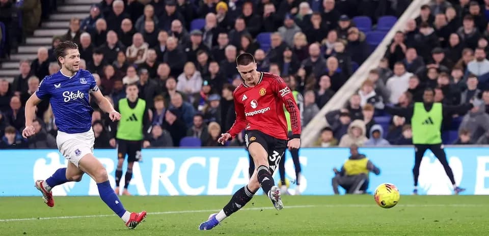 Jugador de Everton persiguiendo a un jugador de Manchester United