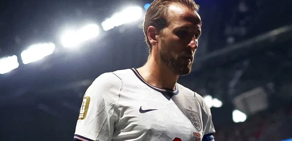 Jugador de Inglaterra caminando en el campo