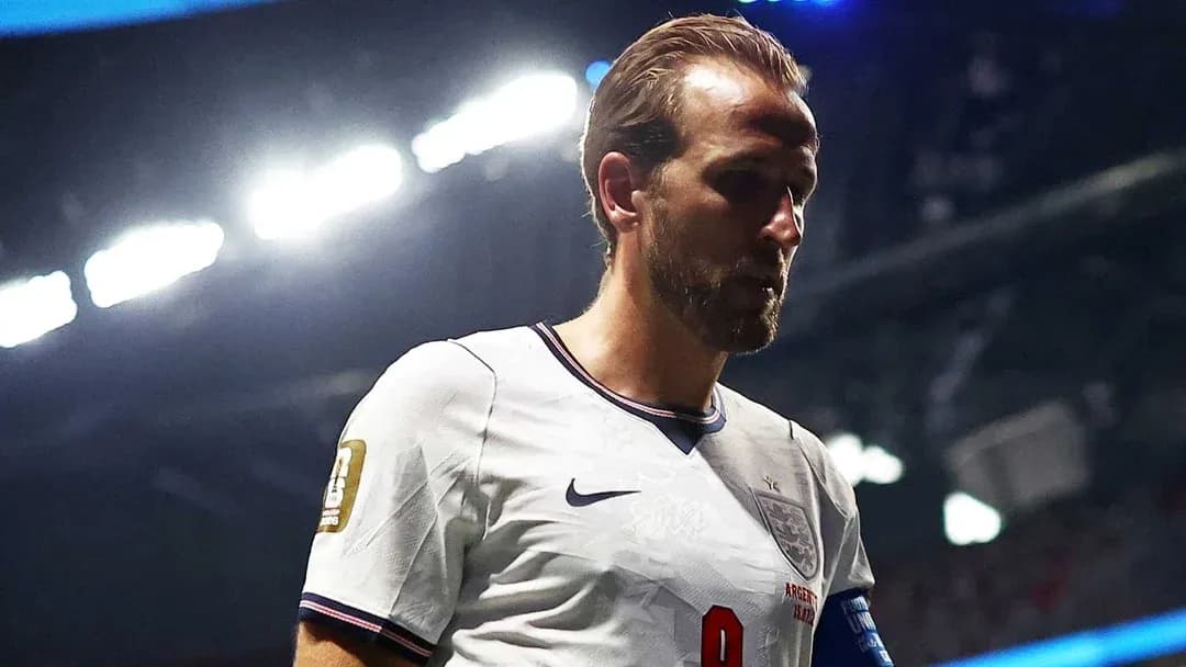 Jugador de Inglaterra caminando en el campo