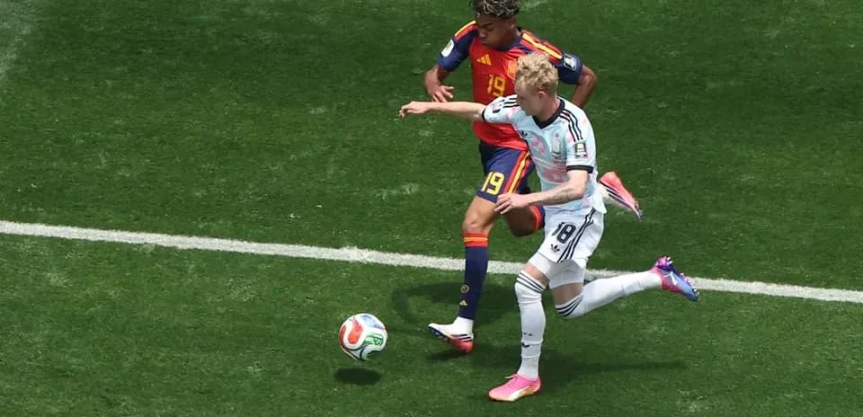 Jugador de España persiguiendo a jugador de Alemania