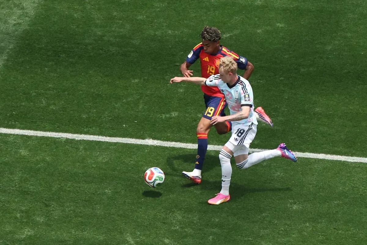 Jugador de España persiguiendo a jugador de Alemania