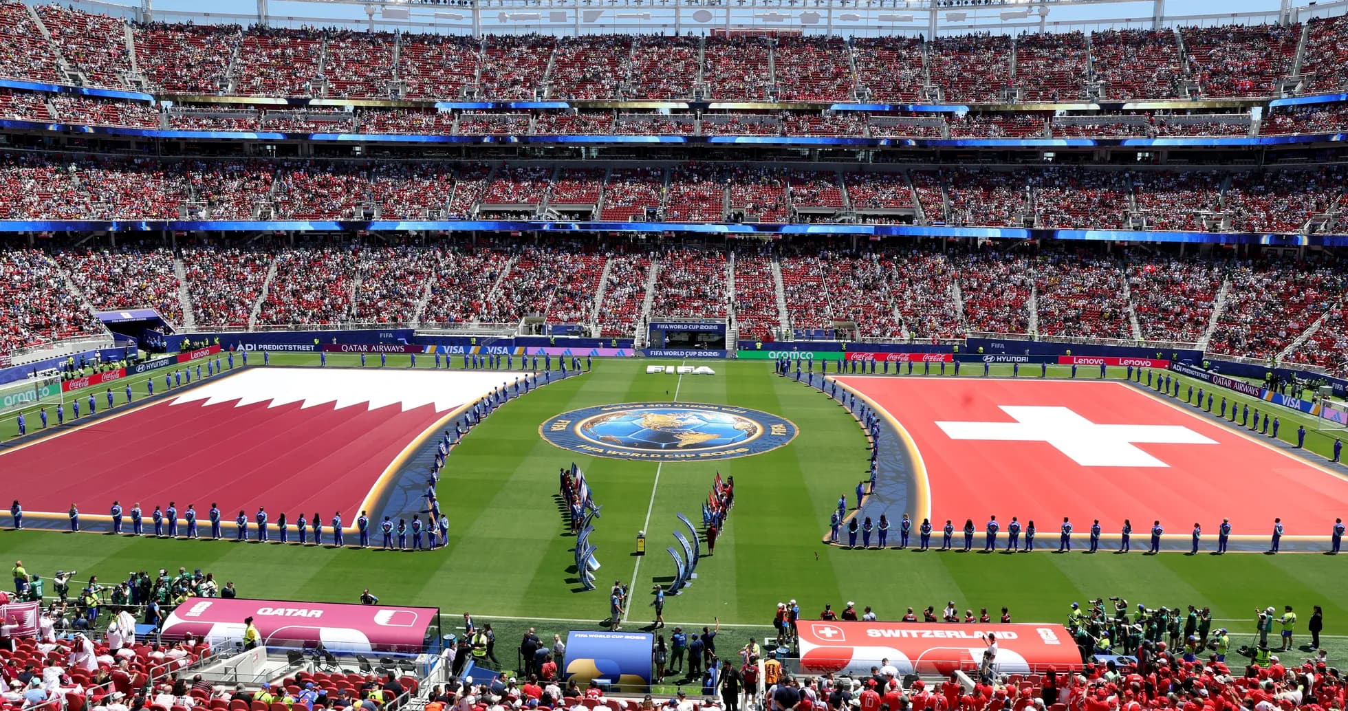 Banderas de Qatar y Suiza en el estadio
