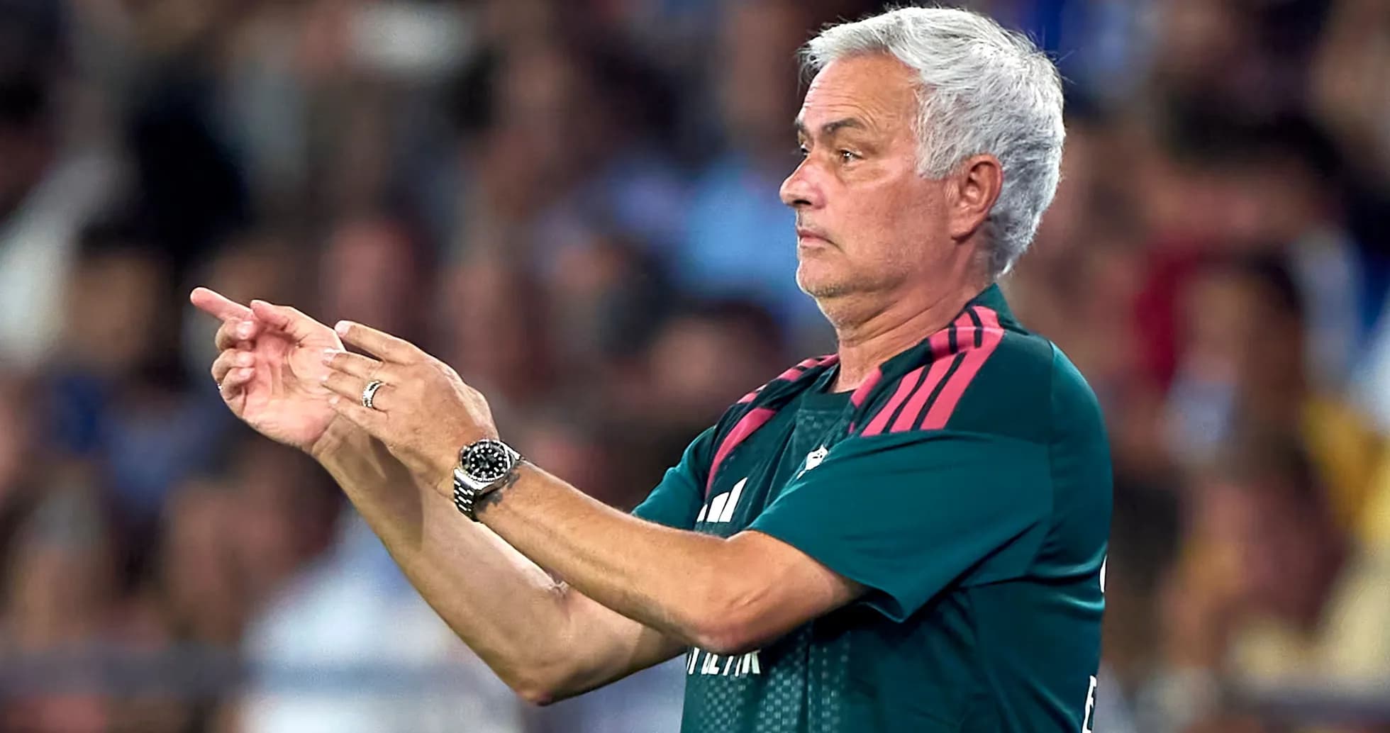 Entrenador dirigiendo a su equipo durante partido