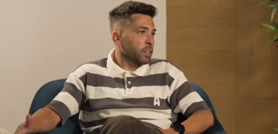 Hombre sentado en sillón durante entrevista