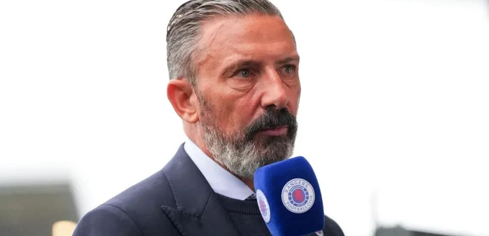 Hombre hablando en micrófono de entrevistas deportivas