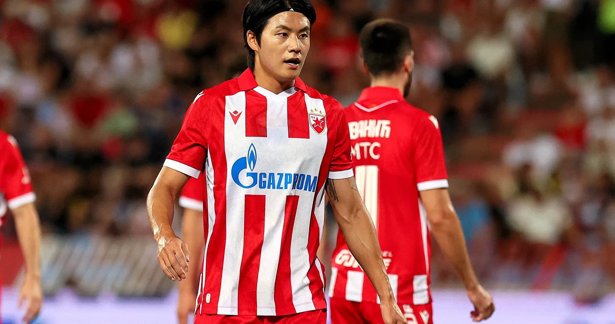 Jugador de FK Crvena Zvezda en acción