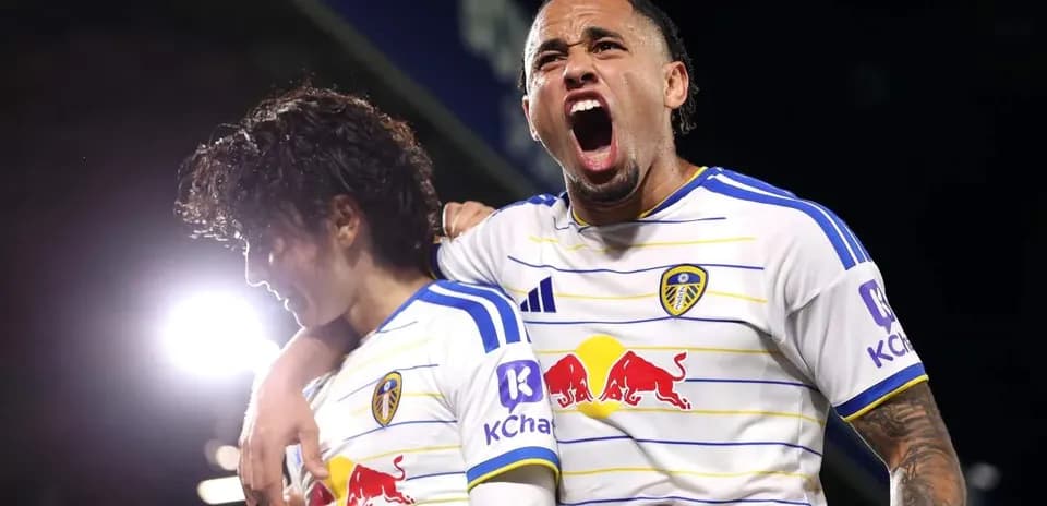 Jugadores de Leeds celebrando un gol en el partido