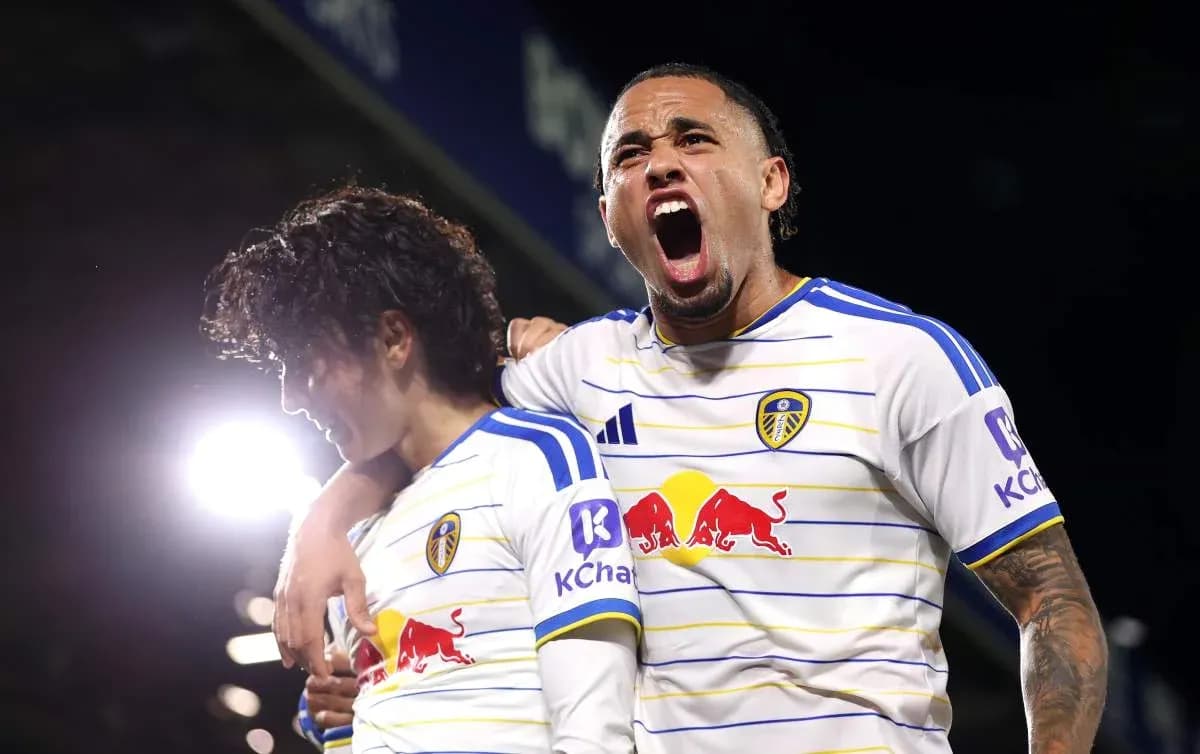 Jugadores de Leeds celebrando un gol en el partido