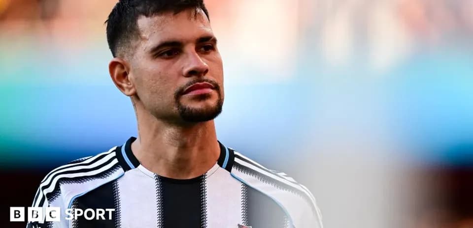 Jugador de Newcastle en el campo durante el partido