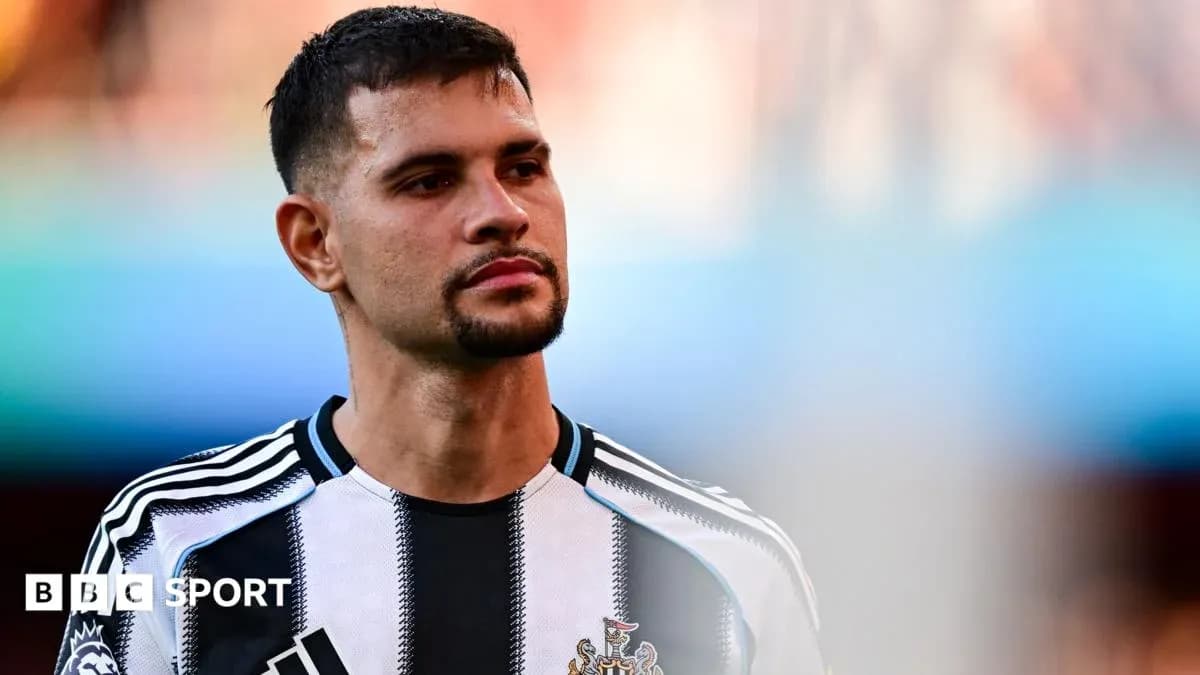 Jugador de Newcastle en el campo durante el partido