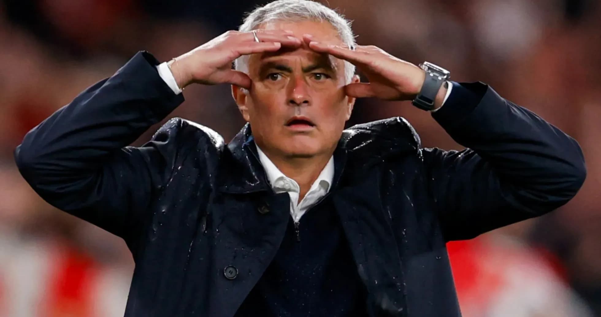 Entrenador observando el partido desde la banda