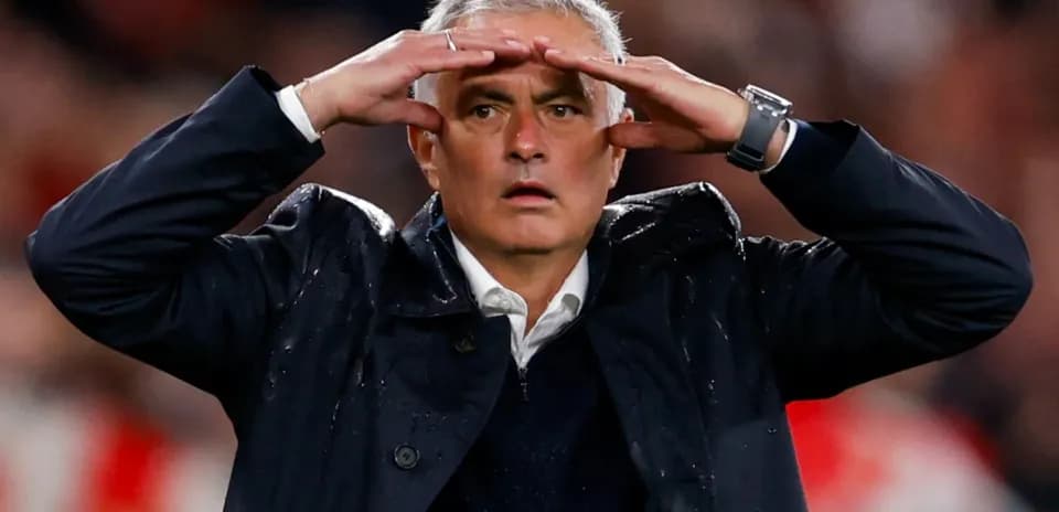 Entrenador observando el partido desde la banda